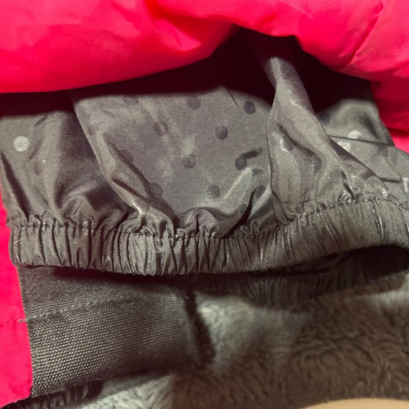 Columbia snowpants with adjustable waist and ankle strap for snug fit over boots - Picture 9 of 9